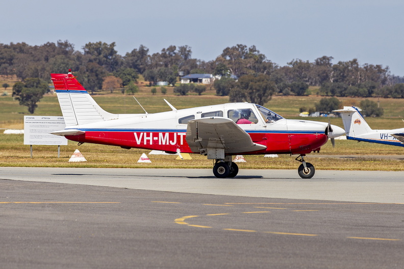 Illawarra Flying School (VH-MJT) Piper PA-28-161 Archer II.jpg