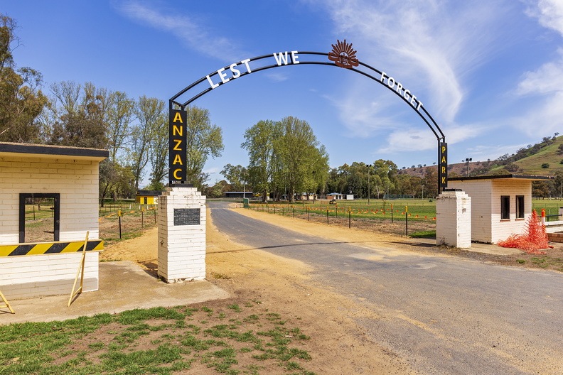 ANZAC Park gates in Gundagai (1).jpg